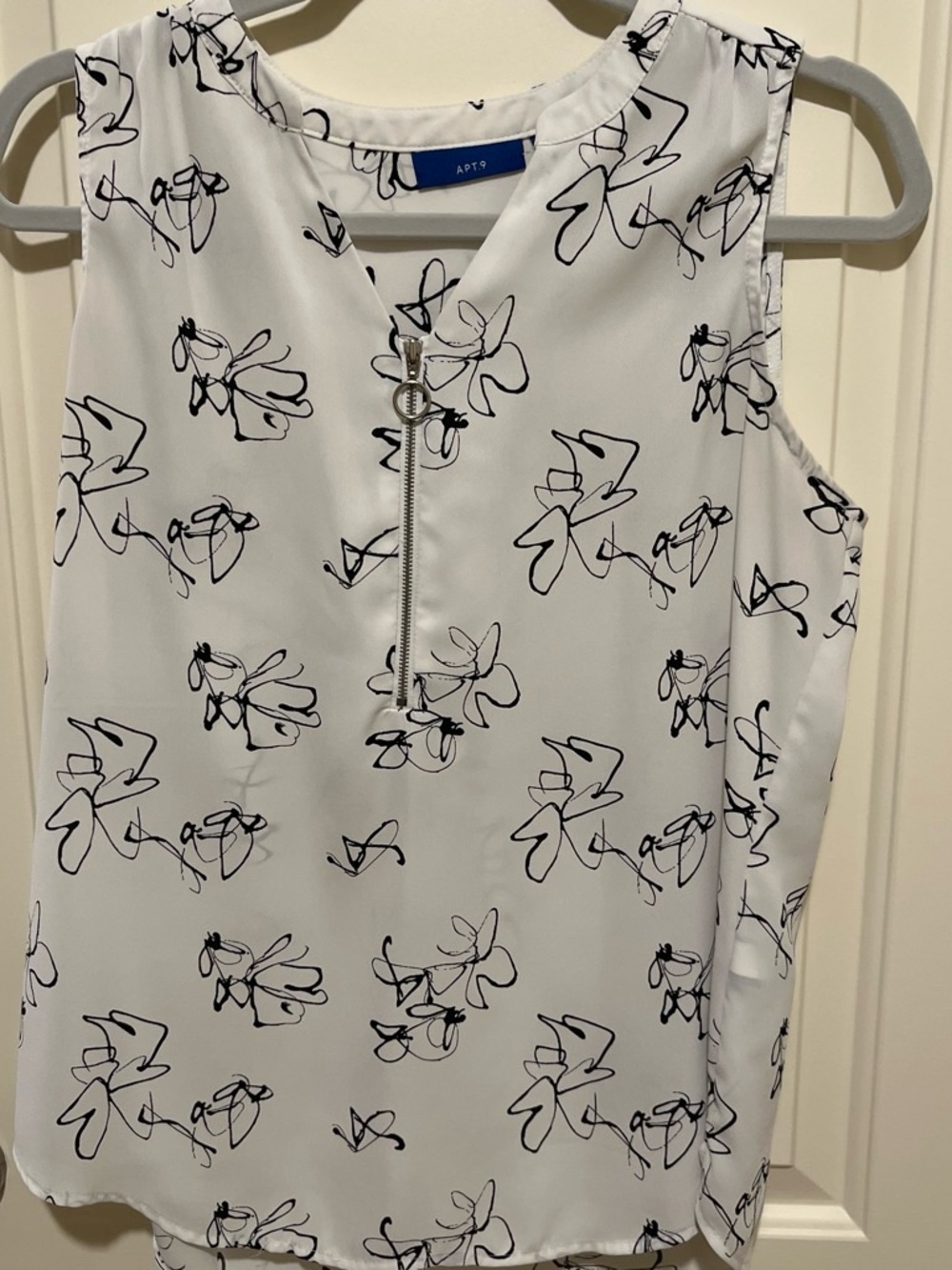Apt. 9 White Sleeveless V-Neck Blouse with Black Sketch Floral